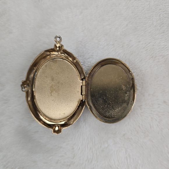 Antique Cameo Locket Necklace - Picture 3 of 7